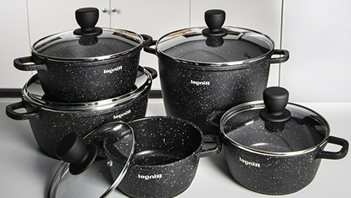 Сковорідка Ringel Meyer з антипригарним покриттям на кухонній плиті