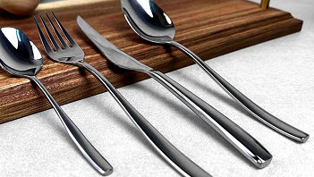 Сковорідка Ringel Meyer з антипригарним покриттям на кухонній плиті